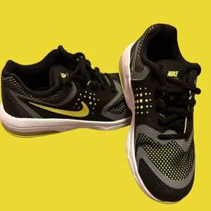 Boy’s Youth Sz. 4 Nike shoes gently warn